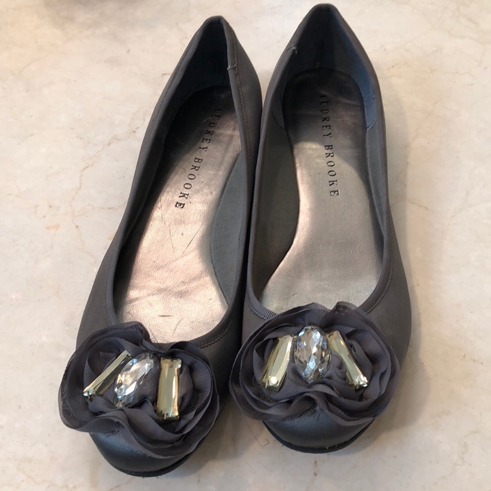 Audrey Brooke size 8.5 Grey flat